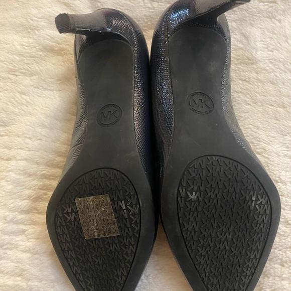 MICHAEL Michael KORS BLACK CLOSED TOED HEELS - Picture 2 of 4